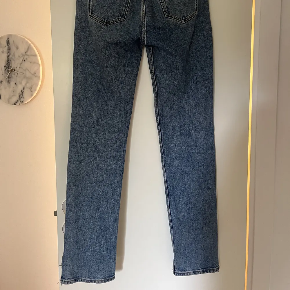 Blåa jeans från arket i rak modell. Har klippt egen slits på yttersidan på båda sidorna. Knappt använda. Jeans & Byxor.