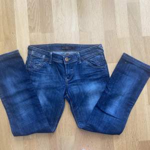 Lågmidjade jeans köpta secondhand  Midja 39cm Innerbenet 70 cm Längd 94cm 