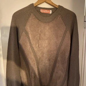 Tröja i läder och ull - En unik stickad tröja med läder där fram. Tröjan är i fint skick och gjord i Uruguay. 