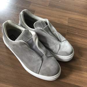 Säljer ett par Eytys skor i färgen grå