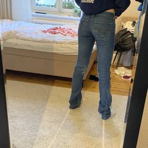 Diesel jeans - Säljer dessa lågmidjade dieseljeans med coola detaljer på framsidan och bakfickorna!💗 Utsvängda och långa, tycker dom är så snygga men tyvärr är dom för små för mig. Inga slitningar, skriv gärna om du har frågor eller vill se fler bilder!☺️💗
