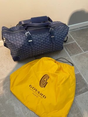 Goyard väska - Säljer min goyard travel bag, helt ny bara använde en enstaka gång. Allt är i toppskick inga defekter alls😊, dustbag följer med🙌🏽mer bilder finns vid intresse🙂