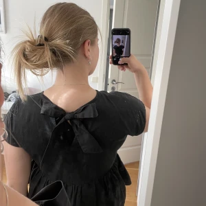 Så fin svart blus!! - En gullig blus från only, jätte fint skick!!💓