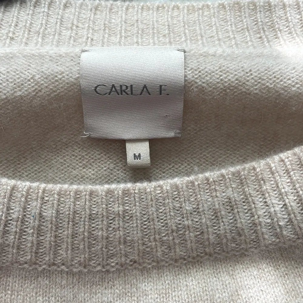 Hej! Jag säljer min superfina cashmere tröja från märket Carla F. Tröjan är köpt för 2000kr. Säljs pga den används inte. . Stickat.