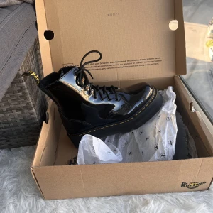 Svarta dr. Martens - Säljer dr.Martens i svart. De är som oanvända alltså i väldigt fint skick. Kontakta mig för information och intresse!!