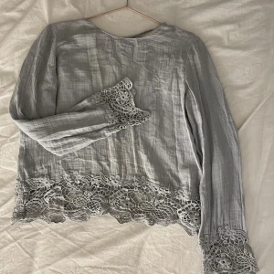 Linne tröja  - Super gullig sommar tröja i linne material!🩷köpt secondhand men orginalt från Zara. Super bra skick men behöver nog strykas. Den är i storlek S men passar Xs. Jätte fina detaljer nertill! Skriv vid intresse eller frågor🩷 är alltid öppen för pris förslag! 