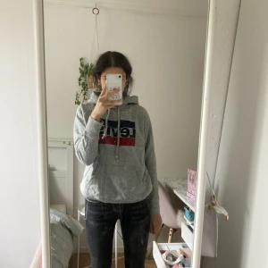 Levi’s hoodie  - Grå Levi’s hoodie i strl S (passar nog även xs o m skulle jag säga). Jättebra skick och sparsamt använd. Mysig o skön nu när vädret börjat bli lite kallare. Fler bilder kan skickas vid intresse!