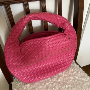 Rosa handväska  - Rosa handväska från NA-KD. Aldrig använd. Ren och fräsch. 