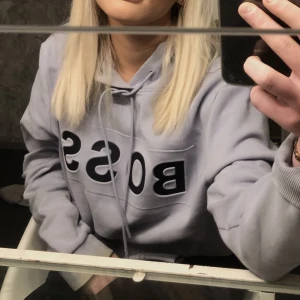 Boss  - En lila boss hoodie, knappt använt. De är inte fläckar på den det är min kamera som är trasig. Skulle passa folk med S/M