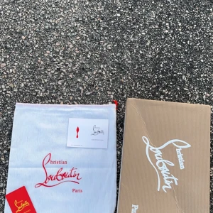 Christina loubetins tillbehör  - Tja kollar ifall någon är intresserad av dom här tillbehören det är en dustbag, box och kort. Boxen är inte jätte bra skick men funkar  Skriv vid intresse och pris 