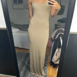 Klämnkng - Säljer denna så snygga skims ”dupe” från Nelly. Endast för för lite användning. Den är i nyskick och så så så fin. Även väldigt lång för de lite längre. Skriv till om du är intresserad!🥰