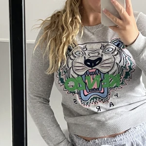 Kenzo Sweatshirt stl S - Grå sweatshirt från Kenzo Paris i stl S. Liten färgfläck längst ner på armen annars jättefint skick💘✨🍭💫Köparen står för frakten!