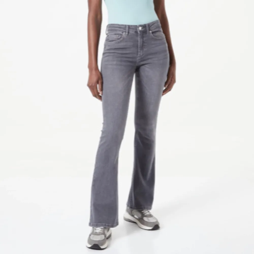 Ett par oanvända jeans från only ”onlblush mod flared”. Skriv för fler bilder (lånade bilder). Frakt ingår ej 💗. Jeans & Byxor.