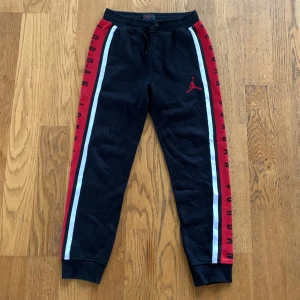 Air Jordan  - Mjuskisbyxor av air Jordan. Köpta på footlocker. Storlek 152-158cm. Hund och katt finns i hemmet.