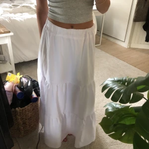 Vit maxikjol - Fin vit långkjol, med bra material och passform! Säljer för den ej kommit till användning🥰