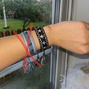 Armband  - Två stycken super fina armband!💗 Båda är till salu och dom går att köpa var för sig, 35kr styck( Endast det svarta finns kvar)💓💖💓