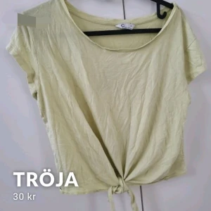 T-shirt - Kort t-shirt med knyte 