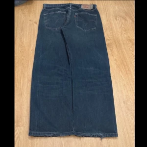 Vintage levis 501 - Vintage levis 501 från 90-talet. Size on tag är W34 L32, men sitter som W32 L32