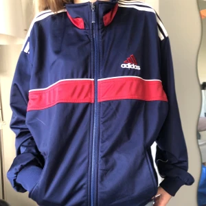 Adidas kofta - Adidas kofta köpt secondhand, använt få tal gånger.