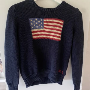 Stickad Ralph lauren tröja - Tröjan är storlek L i barn men kan jämföras med xxs💕 Priset går att diskuteras! Bara att skriva om det finns några frågor💕 Köparen står för frakten