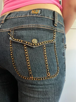 Lågmidjade jeans  - Jättesnygga lågmidjade jeans jag köpte på Beyond retro med stenar på fickorna💓 Köpte de för 450 och har de typ 2 ggr, det står ingen tydlig storlek men skriv för mått 💓