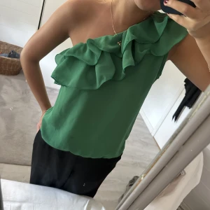 Blus - Super cool grön blus, använd 1 gång!