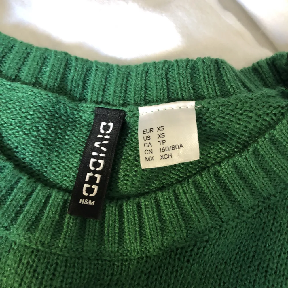 En grön jul-tröja i storlek xs. Nästan aldrig använd . Stickat.