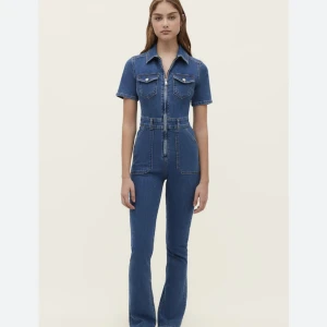 Jumpsuit Jeans - Säljer denna från stradivarius. Första bilderna är lånade från nätet. Köptes i Palma i april men har bara kommit till användning två gånger. Nypris 559kr. Köparen står för frakten!