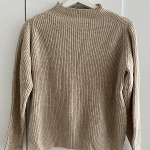 Stickad tröja - Beige stickad tröja från Mango i storlek xs.
