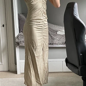 Lång klänning - Fin klänning från zara köpt för 399kr. Slutsåld nu i alla zara butiker. Aldrig använd därmed prislappen kvar på. 