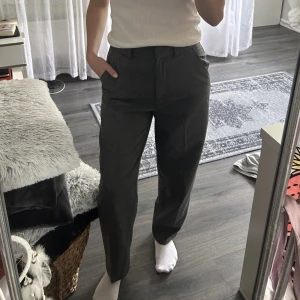 Kostymbyxor - Fina högmidjade kostymbyxor från H&M i fint skick! Köparen betalar för frakten och katt finns i hem 🏠 