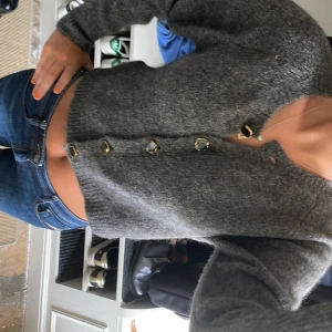 Dagmar kofta - Stickad kofta med dina knappar!