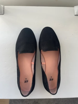 Ballerinaskor  - Svarta ballerinaskor från H&M i storlek 36, nyskick💗hör av er vid funderingar!