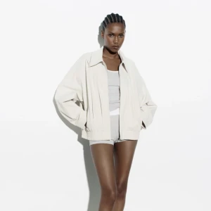 jacka zara - supersnygg oanvänd jacka med prislapp kvar! Slutsåld på hemsidan!! Storlek ”xs-s” men är oversized. Köp via ”köp direkt”🩷