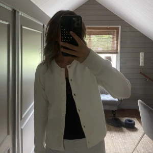 Stickad kofta - Superfin stickad kofta från & other stories💕💕den är så skön och endast använd två gånger så den är i så gott som nyskick! Nypris 490kr 