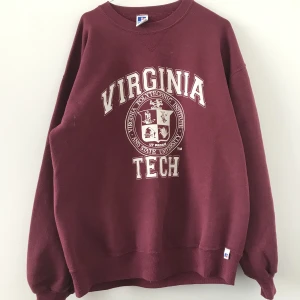 Russell athletic sweat - Säljer en vinröd russell athletic sweat som sitter som en oversized M-L beroende på hur man vill att den ska sitta. Bra skick men använd och en liten färgfläck.