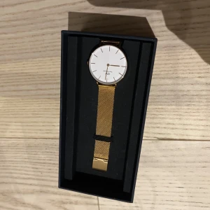 Daniel Wellington klocka - Guldig Daniel Wellington klocka som aldrig är använd säljes! 