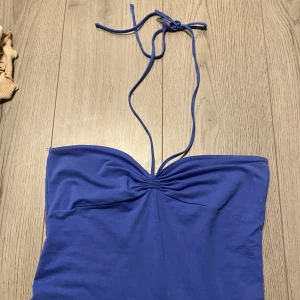 Mörkblå topp - Säljer den här mörkblåa toppen från Gina tricot i storlek M💕 Fick inte med hela toppen på bilden men där är lite längre än vad som syns. Skriv om ni har några frågor🩷