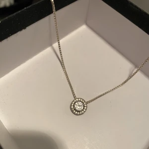 Äkta silverhalsband - Jätte jättefint halsband i äkta silver, kedjan är lite tjockare och är ca 42 cm.