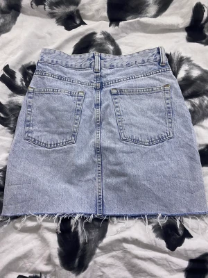 Jeans tjol - En ljus blå tjol som inte passar mig längre så säljer den lol