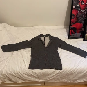 Långärmad skjorta från lindex kids - Långärmad skjorta med knappar och en liten krage från Lindex kids