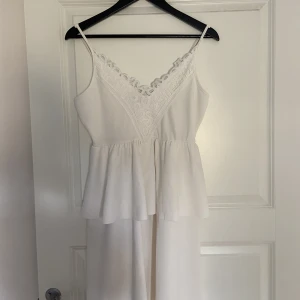 Vit klänning  - En vit klänning från Vero Moda i storlek S. Nästan aldrig använd. 