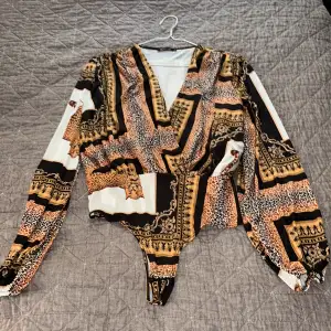 Bodysuit från Nelly med leopard mönster, använd 2 gånger Stl S   92% polyester, 8% elastan Skönt strechigt material