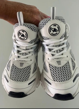 Axel arigato marathon runner  - Storlek 40 Begagnat skick men mycket kvar att ge  Dyra i inköp över 3000kr  