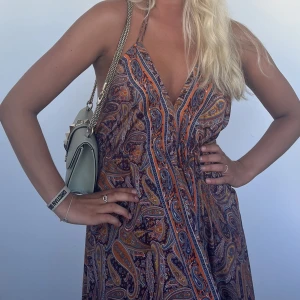 Sååå fin klänning - Denna sååå fina långklänning i ett så fint mönster! Använd en gång 