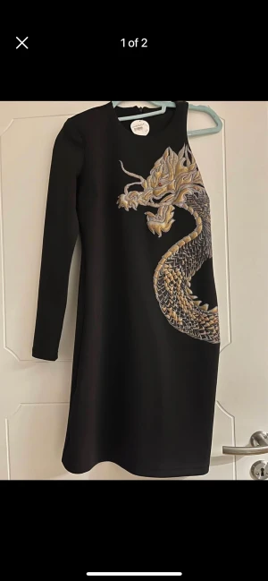 Offshoulder dragon dress - Brand new offshoulder black dress with golden dragon. Bought in Spain for 149 EUR