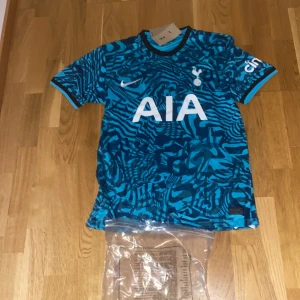 Tottenhamn fotbollströja  - Säljer min helt nyss tottenhamn fotbollströja i storlek s 