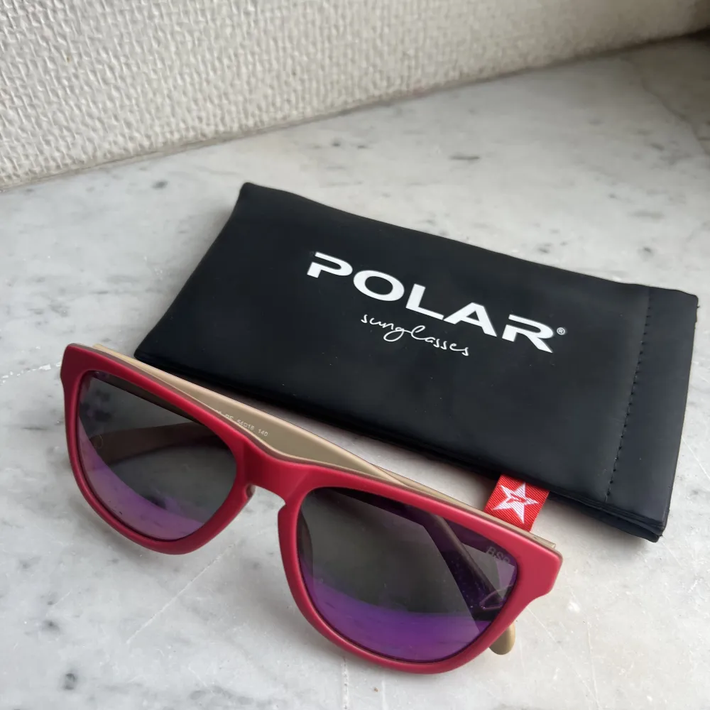 Supersnygga och trediga solglasögon från Polar, hög kvalite💘 kommer med tillhörande skydd🤍 Aldrig nånsin använda 💕. Accessoarer.