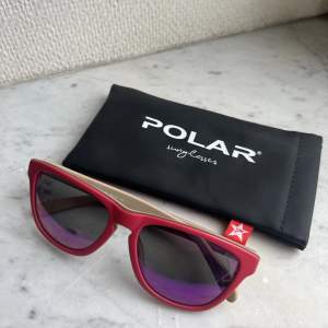 Supersnygga och trediga solglasögon från Polar, hög kvalite💘 kommer med tillhörande skydd🤍 Aldrig nånsin använda 💕