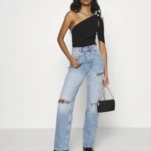 Gina Tricot Jeans  - Hej! Jag säljer nu mina gina tricot jeans då Jeansen inte längre passar mig! 💞Pris kan diskuteras, frakt ingår ej